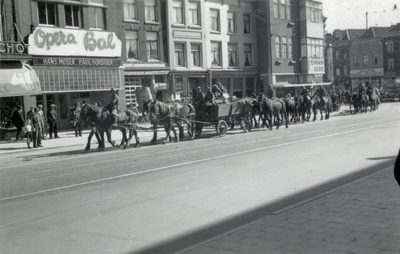 124782 Afbeelding van de intocht van Duitse militairen in de Potterstraat te Utrecht aan het begin van de Tweede ...
